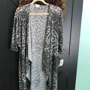 NWT LuLaroe snow leopard Shirley size small